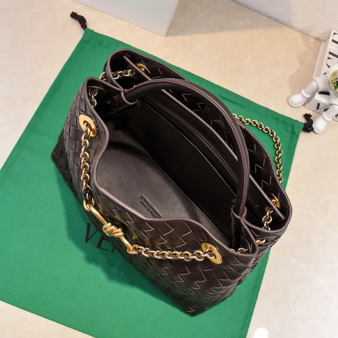 Batch 2460 BOTTEGA VENETA 2024 spring and summer new small ANDIAMO chain bag is also available! 🔥🔥I believe many friends have been waiting for a long time. The metallic chain adds a touch of sophistication to the original softness and elegance of Andiamo. The collision of classic craftsmanship and elegance creates a different kind of beauty. Style number: 6009 Size: 32*24*12cm